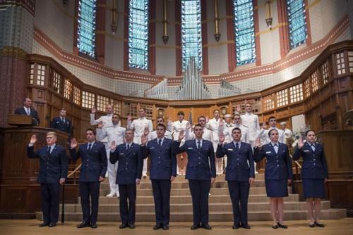 Defense Secretary Ash Carter administers the oath of office to Air Force and Naval ROTC students during a commissioning ceremony at Yale University in New Haven, Conn., May 23, 2016. DoD photo by Air Force Senior Master Sgt. Adrian Cadiz